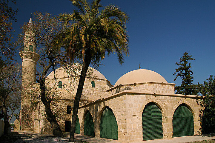 Hala Sultan'ın türbesi, Hala Sultan caminin hemen arka tarafında bulunmaktadır.