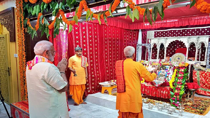 Başbakan Modi'nin Bahreyn'de bulunan Körfez bölgesinin en eski ve en büyük Hindu tapınağını ziyareti.