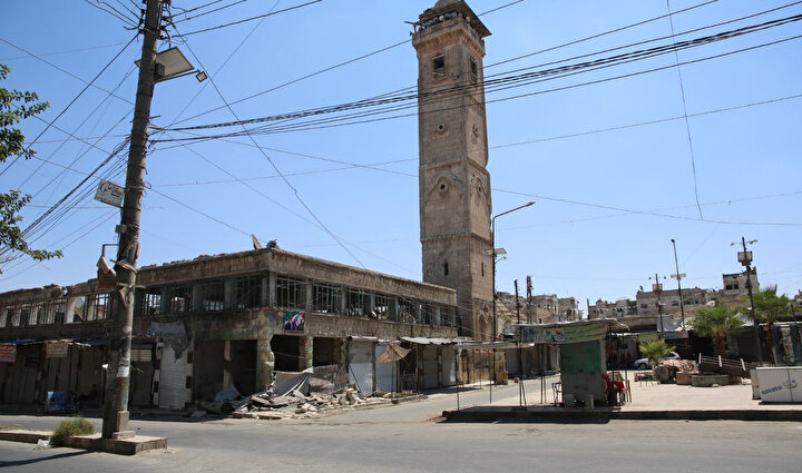Sessizliğin hakim olduğu ilçede iş yeri ve dükkanların kapandığı, insanların yanına alabildikleri eşyalarla canlarını kurtarabilmek için yollara düştüğü bildiriliyor.