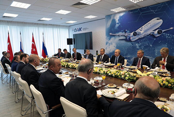 Cumhurbaşkanı Recep Tayyip Erdoğan ile Rusya Devlet Başkanı Vladimir Putin, Rusya'nın başkenti Moskova'da bir araya geldi. Baş başa görüşmeden sonra heyetler arası görüşmeye geçildi.