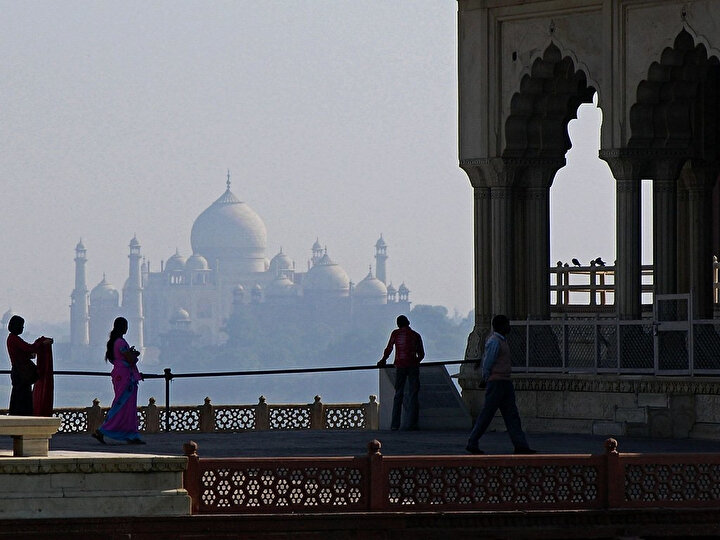 Agra kalesinin Tac Mahal manzarası.