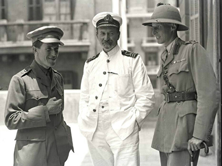 Hogarth (ortada), T. E. Lawrence (solda) ve Lt Col. Dawnay, Kahire'deki Arap Bürosu'nun önünde, Mayıs 1918.