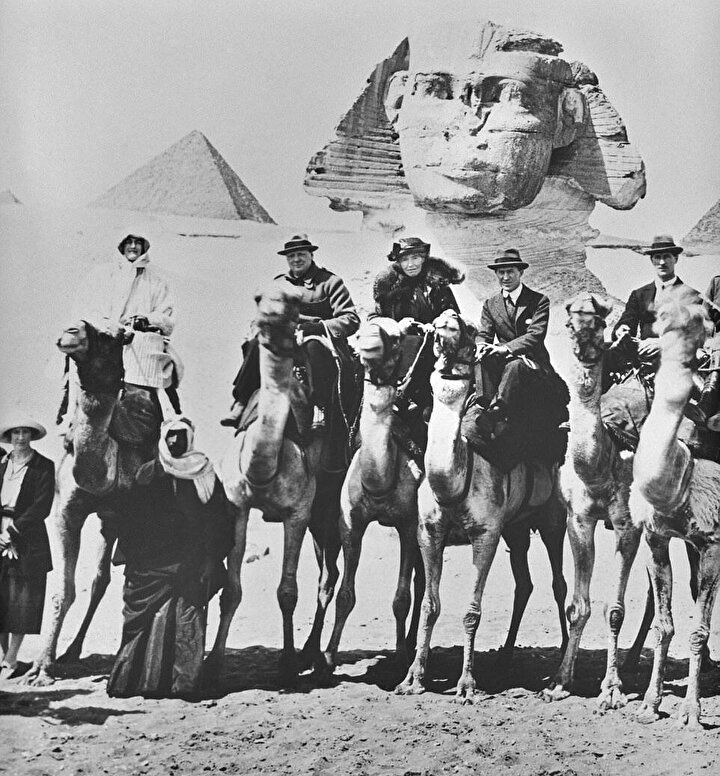 Ortadaki üçlü soldan sağa, Churchill, ''Arabistanlı Lawrence'' ve Gertrude Bell Mısır'da sfenksin önünde poz veriyor, 15 Şubat 1921.