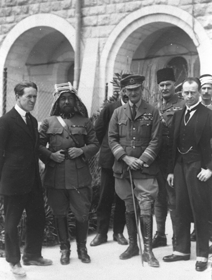 Soldan sağa, Lawrence, Ürdün Kralı Abdullah ve Filistin'i işgal eden İngiliz komutan Edmund Allenby.