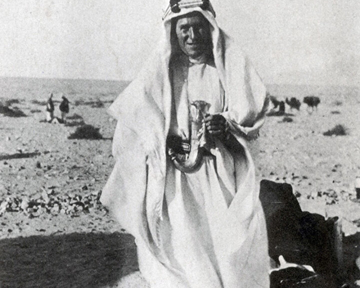 Lawrence, Haziran 1917'de Akabe'nin ele geçirilmesinden sonra Faysal'ın kuzeni Şerif Nasır'ın kendisine hediye ettiği Jambiya hançeriyle Arap çöllerinde.