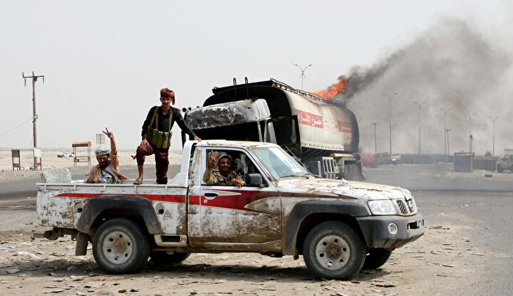 Güneydeki ayrılıkçılar, Aden'de hükümet güçleriyle devam eden çatışmalar sırasında yolda devriye geziyor. (Reuters)