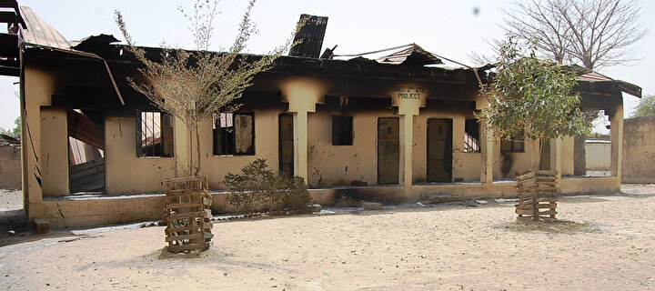 Borno eyaletinin başkenti Maiduguri’da Boko Haram tarafından ateşe verilen bir okul.