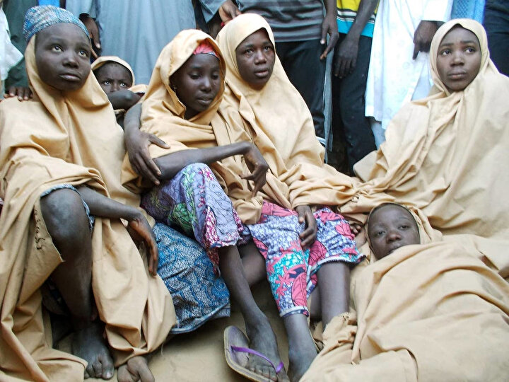2018’de Dapchi şehrinden kaçırılan kız öğrenciler bir süre sonra örgüt tarafından salıverilmiştir. (Fotoğrafta, kısa süre önce örgütün elinden kurtulan öğrenciler görülüyor.)