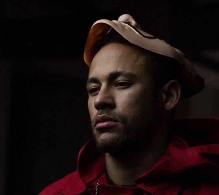 Neymar, videoda dizideki karakterlerle özdeşleşen kırmızı kostüm ve Dali maskesiyle görülüyor.