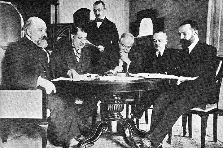 Uşi Anlaşması için Osmanlı ve İtalyan delegeler: (soldan sağa) Pietro Bertolini, Mehmet Nabi Bey, Guido Fusinato, Rumbeyoğlu Fareddin, Giuseppe Volpi.