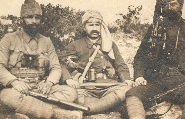 Teşkilatı Mahsusa fedaileri; Kuşçubaşı Eşref Bey, Ali Çetinkaya ve yaveri Mümtaz Trablusgarp, 1911.