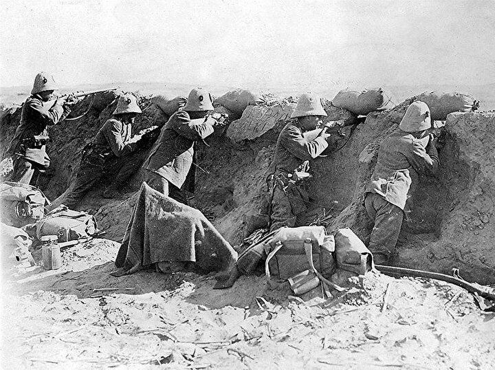 Osmanlı güçlerine ateş eden İtalyan birlikleri. Trablus 1911.