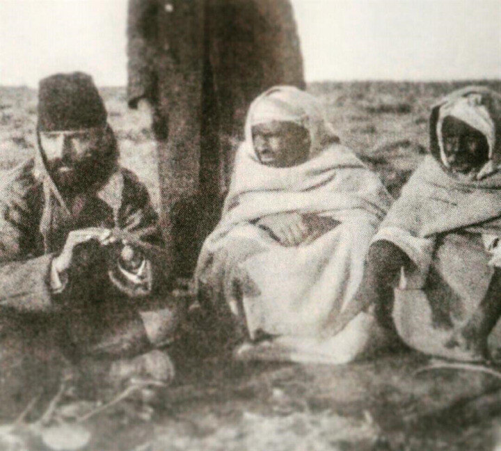 Enver Paşa (solda) komutasındaki Senûsî Tarikatı üyeleri İtalyanlara karşı sert direniş göstermiştir.