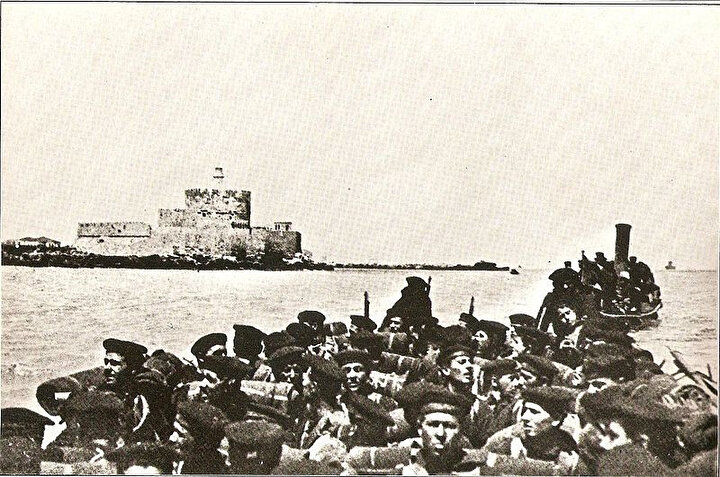 İtalyan askerleri Trablus'a yapılan çıkartma sırasında. Ekim, 1911.