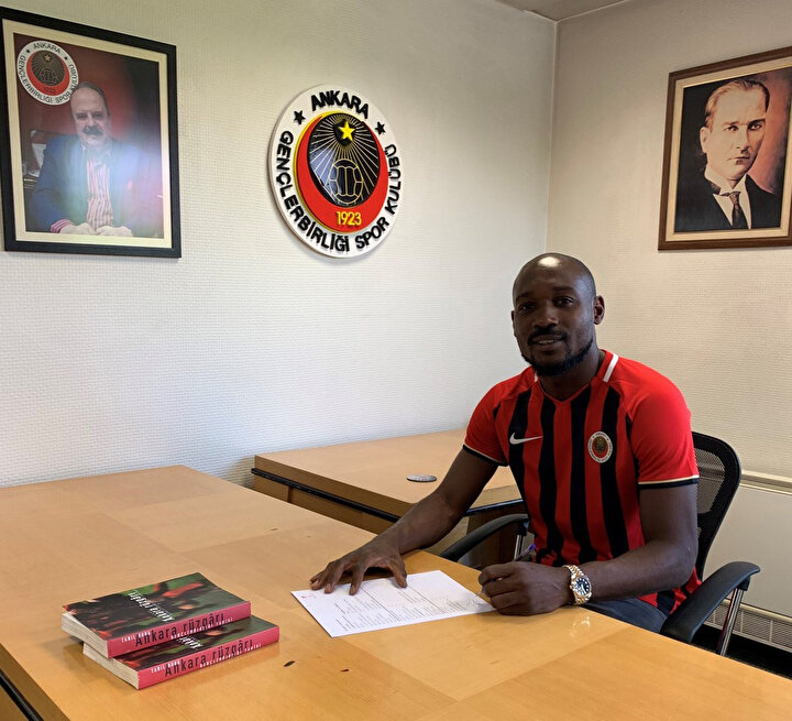 Giovanni Sio kendisini Gençlerbirliği'ne bağlayan sözleşmeyi imzalıyor.