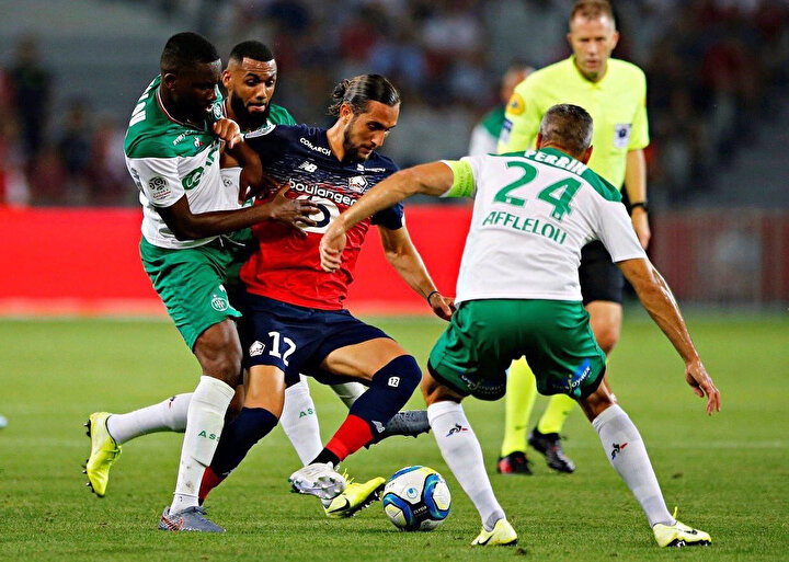 Lille forması giyen Yusuf Yazıcı, Reims maçında rakipleriyle mücadele ediyor.