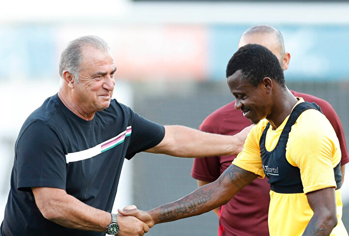 Fatih Terim idmanda Michael Seri ile şakalaşıyor.