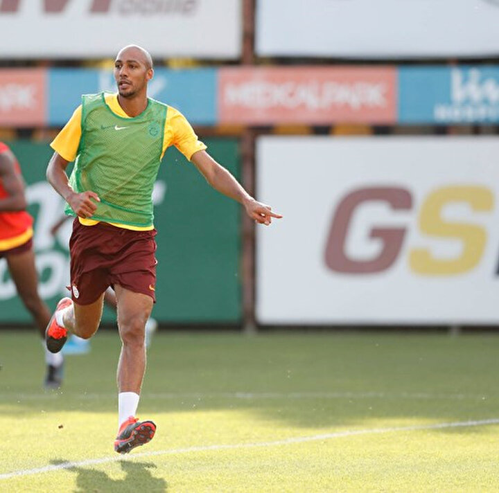 Steven Nzonzi antrenmanda takım arkadaşından pas istiyor.