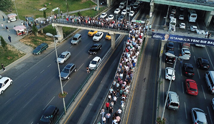 Araç trafiği ile birlikte, toplu taşıma araçlarında da yoğunluk yaşanıyor.