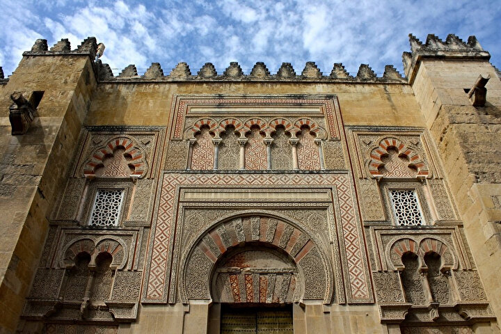 Kurtuba'nın bilim ve kültür merkezi olduğu 900'lerdeki Emir Abdurrahman döneminde inşa edilen Kurtuba Camisi, bugün katedral olarak kullanılıyor.