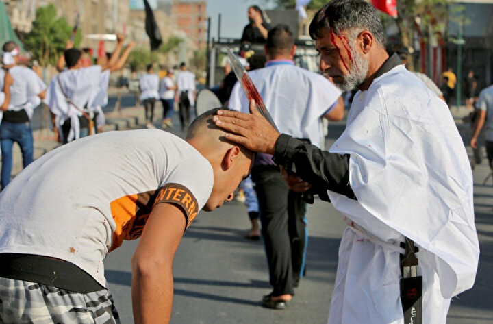 Aşure günü düzenlenen yas merasiminde başlarına kılıç vurduran Iraklı Şiiler.