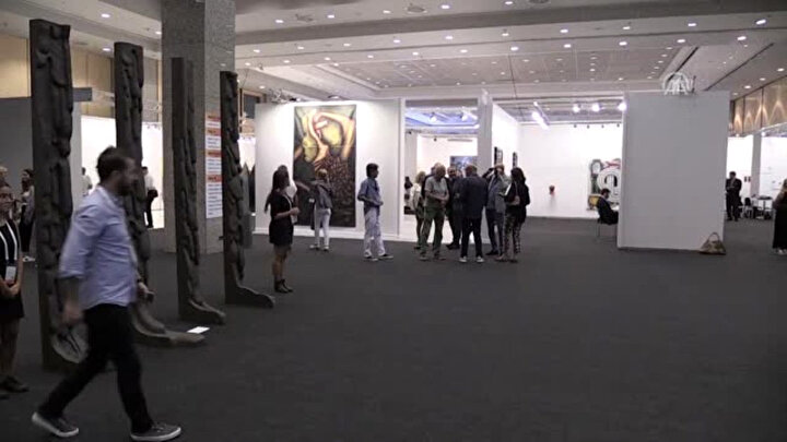 Bazı ünlü isimlerde sergide yer aldı
