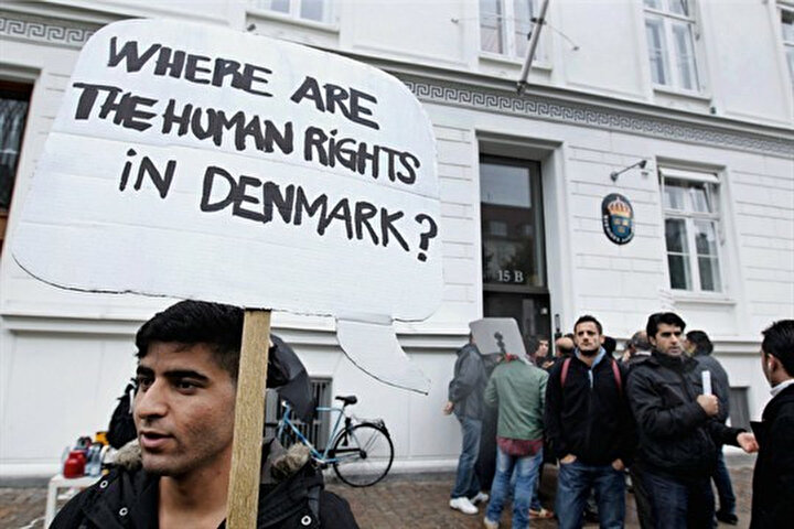 26 Eylül 2012 tarihinde Suriyeli sığınmacılar, Kopenhag, Danimarka Büyükelçiliği dışında ''Danimarka'da insan hakları nerede?'' yazan pankartlar taşıyor.