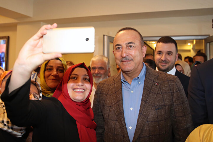 AK Parti il teşkilatı ile buluşmak üzere Yalova’ya gelen Dışişleri Bakanı Mevlüt Çavuşoğlu, Yalova’ya özgü sabun çiçekleri ile karşılandı.