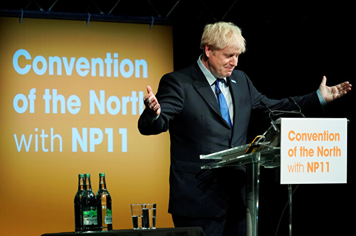 Boris Johnson konuşma yaptığı sırada görünüyor.
