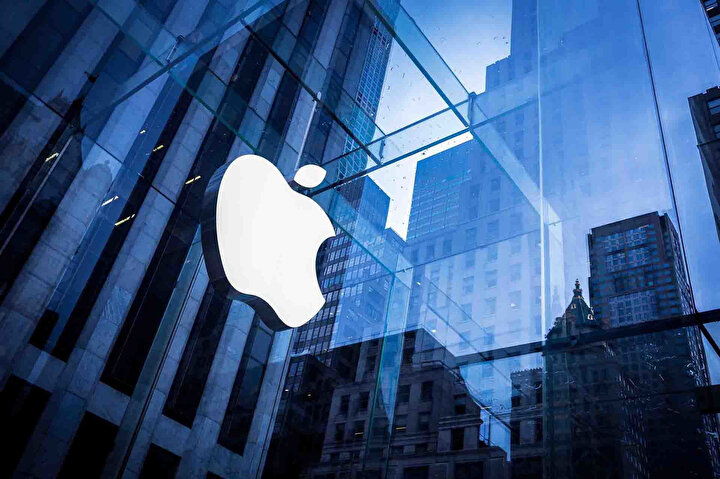 Apple, tarihin 1 trilyon dolarlık ilk şirketi konumunda yer alıyor.