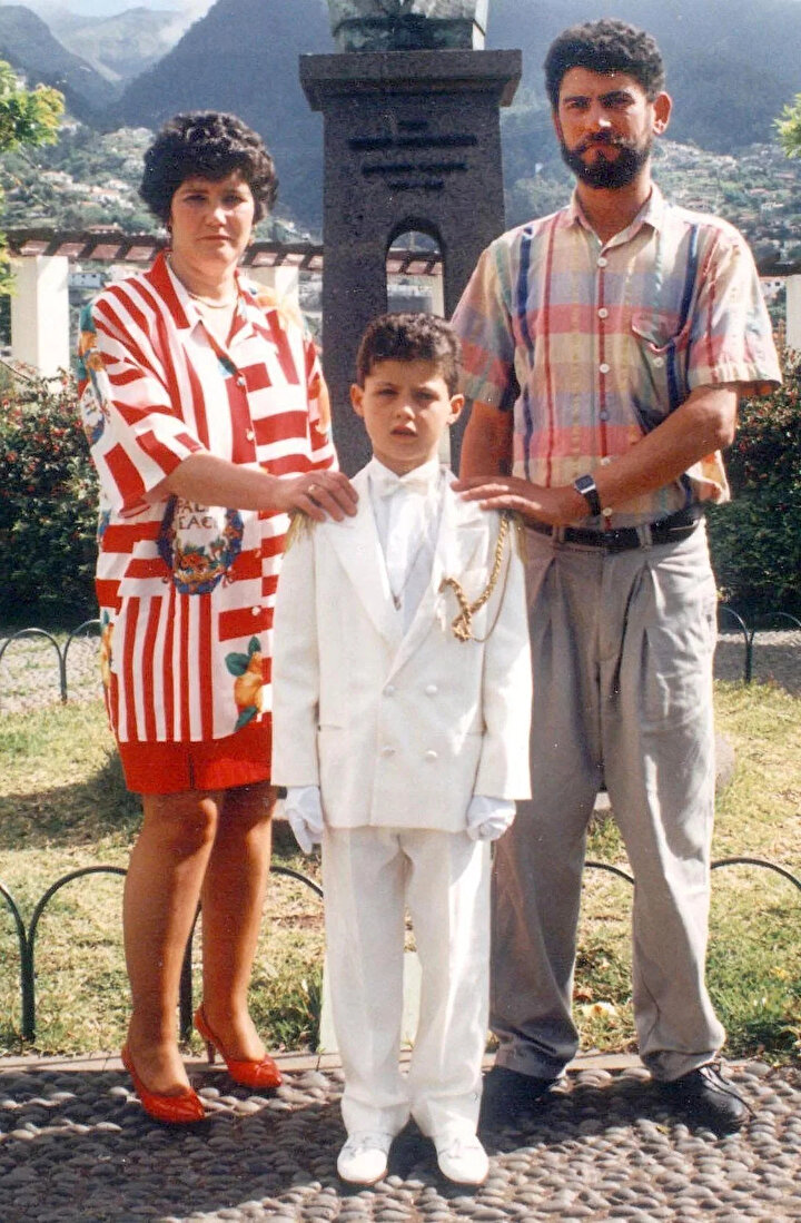 Cristiano Ronaldo, annesi ve babasıyla birlikte.