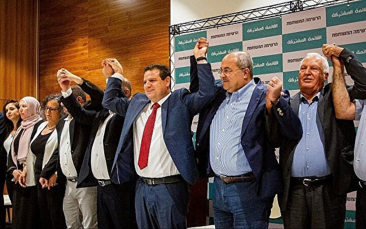 İsrail vatandaşı Filistinlileri temsil eden Cephe (Hadaş), Arap Değişim Hareketi (Ta’al) Birleşik Arap Listesi ve Balad (Tecemmu) partisi üyeleri ortak listeyle seçime gireceklerini duyurdukları basın toplantısında kameralara poz veriyor.