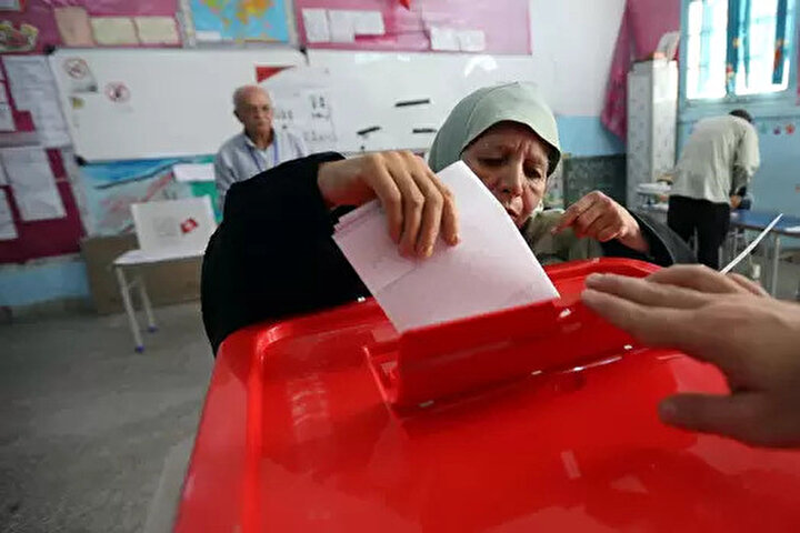 Tunus'ta gençler seçimlerden ümidi kesti. Seçime katılanların yaş ortalamasının yüksek olduğu görüldü.