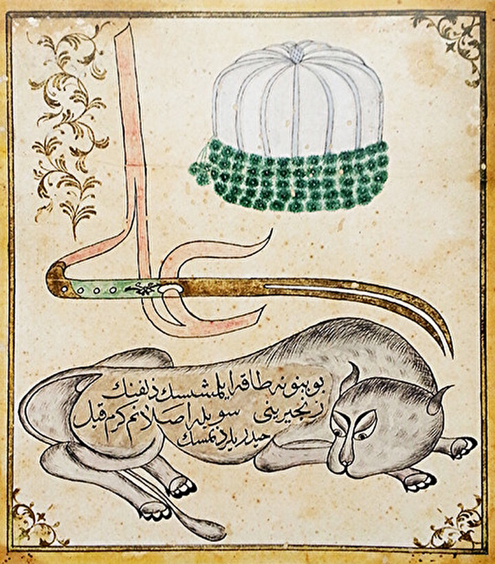 Bektaşi Tarikatının sembollerini gösteren tablo, Türkiye, 1826 öncesi. Bu resimde üç önemli Bektaşi sembolü birlikte görülür; parlak keçeden yapılan derviş takkesi, Ali ve aslan Allah’ın aslanı (Türkçede iç içe geçmiş iki kullanımı olan ifade) aynı zamanda Hz. Muhammed’in amcasının oğlu ve damadı olan Hz Ali’yi temsil eder. Bektaşi tekkesindeki bu tablo tipik bir Bektaşi görselidir. Ali isminin son harfi, çift uçlu kılıç şeklinde uzatılmış, aslan figürü de yerde uzanıyor. Aslan, Farsça da Haydar, Hz. Ali’nin gücünü ve dirayetini temsil eder. Hz. Ali dört halifenin sonuncusu ve Şiilerin ilk imamı kabul edilir. Görseldeki Arap alfabesiyle yazılan Türkçe ifade de ise; ''Boynuna tâk eylemişsin zülfünün zincirini, söyle aslanım kerem kıl haydarîlerden misin'' yazılıdır.