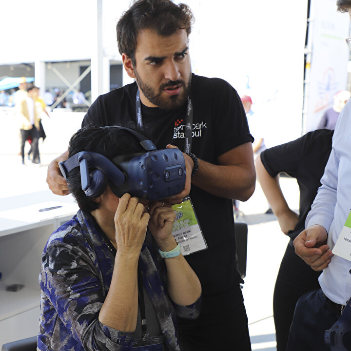 Prof. Dr. Banu Onaral, Nu. D36 uçağının sanal gerçeklik (VR) simülasyonunu deneyimledi.