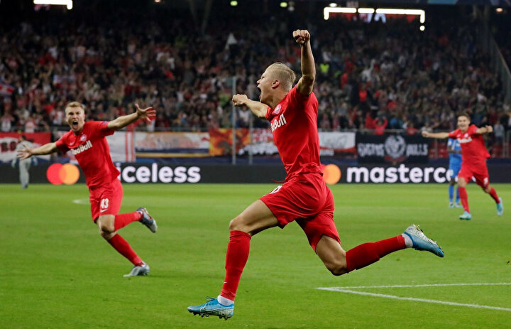 Erling Braut Haland attığı golün sevincini tribünlere koşarak yaşıyor.