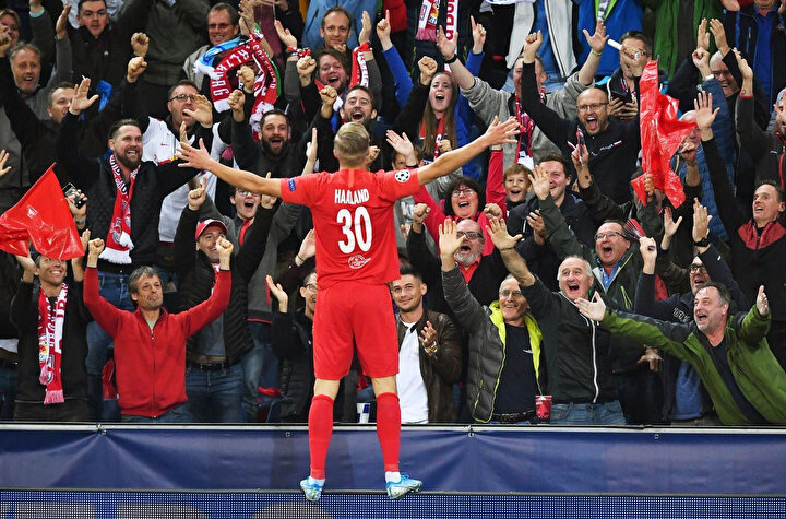 2000 doğumlu futbolcu gol sevincinde tribünleri selamlıyor.