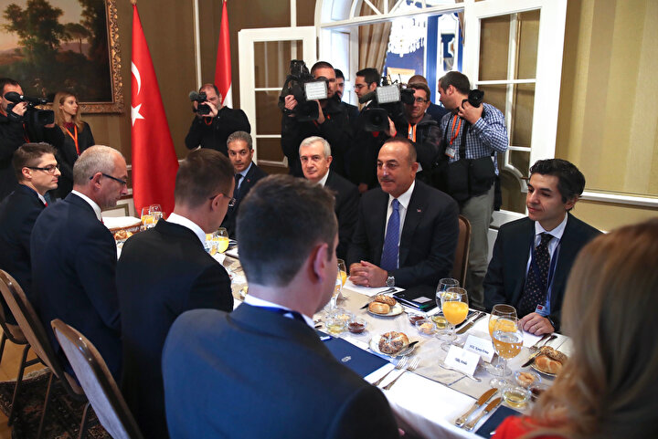 Bakan Çavuşoğlu, Budapeşte'de çalışma yemeğine katıldı.