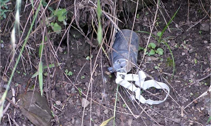 Hindistan sınır birlikleri tarafından ateşlenen patlamamış bir bomba.
