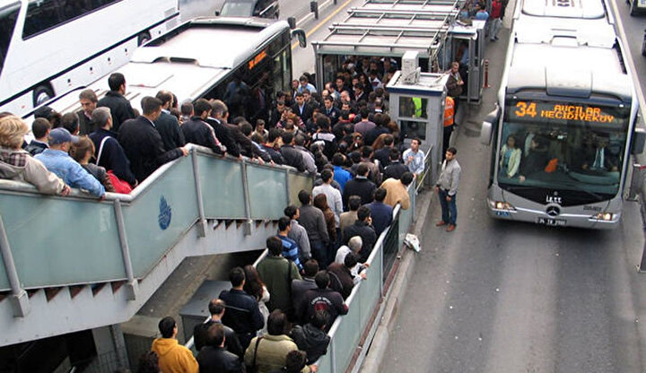 Festival alanına ulaşmaya çalışan bilerce vatandaşın toplu ulaşımı tercih etmesi sebebiyle metro ve metrobüs seferlerinde yoğunluk yaşandı.