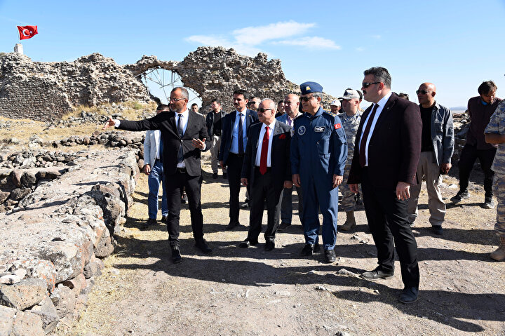 Eskişehir Valisi Özdemir Çakacak ve Muharip Hava Kuvveti Komutanı Hava Orgeneral Atilla Gülan, kaledeki çalışmaları inceledi