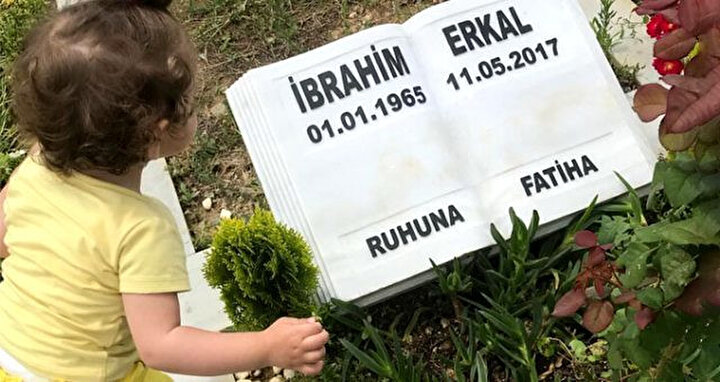 İbrahim Erkal'ın kızı, Elifsu Erkal babasının mezarlığında