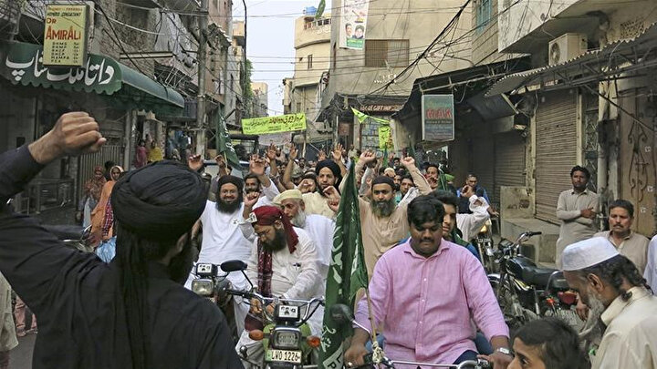 Doğudaki Lahore kentinin kalbinde protesto gösterisi düzenleyen TLP taraftarları.