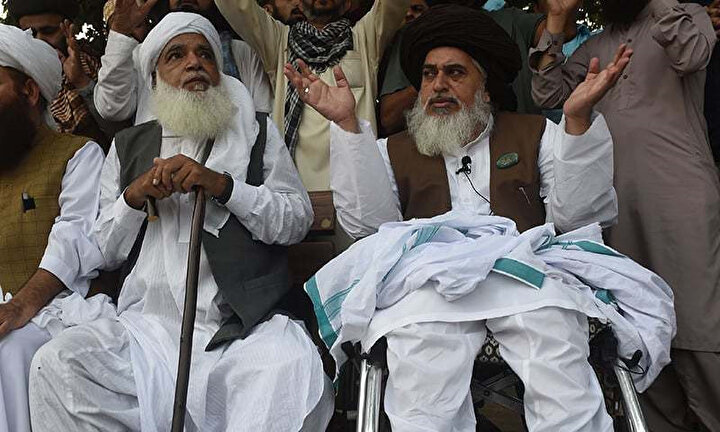 TLP liderleri Afzal Kadri (solda) ve Hadim Hüseyin Rizvi, Asia Bibi'nin beraat kararını protesto için düzenlenen gösterilere önderlik ediyor.