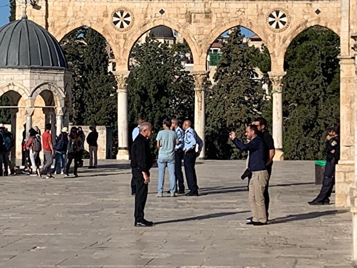 Likud Partisi Milletvekili Avi Dichter, fotoğraf çektirirken görülüyor.