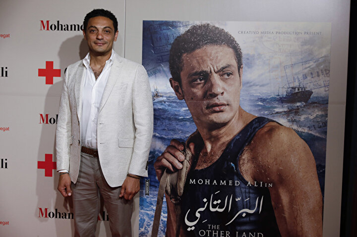 Yapımcı ve aktör Muhammed Ali, Akdeniz'de yaşanan yasa dışı göçmenlerin trajedisine konu alan istisnai bir film olan ''The Other Land''i tanıtıyor.