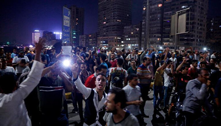 Sisi'nin gitmesini isteyen göstericiler Kahire'de meydanları doldurdu.