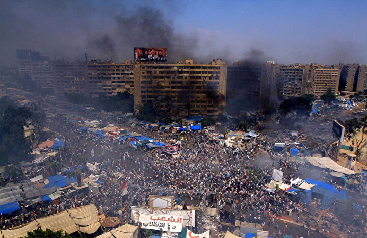 2013 yılında Sisi darbesini protesto etmek için Rabiatul Adeviyye Meydanı'nda toplanan Mısırlılara müdahale eden polis, bin kişinin ölümüne binlerce kişinin de yaralanmasına yol açtı.