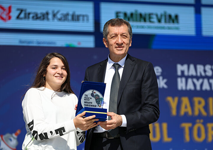 Bakan Milli Eğitim Bakanı Ziya Selçuk, yarışmada dereceye giren öğrencilere ödüllerini verdi.