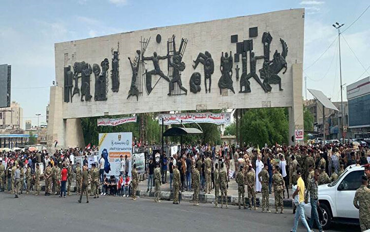 Irak'ın merkezindeki Tahrir Meydanı'nda protesto gösterisi düzenleyen göstericiler.